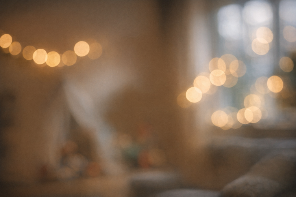 [dark] Baggrund til testimonials: blødt, roligt billede med bokeh og varme nuancer, så citater kan ligge ovenpå uden at forstyrres. Skal føles trygt og hyggeligt.