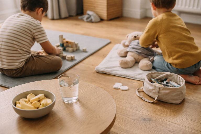 Legeaftalen uden akavet start: 12 lege til 2 børn (og din rolle uden at overtage)