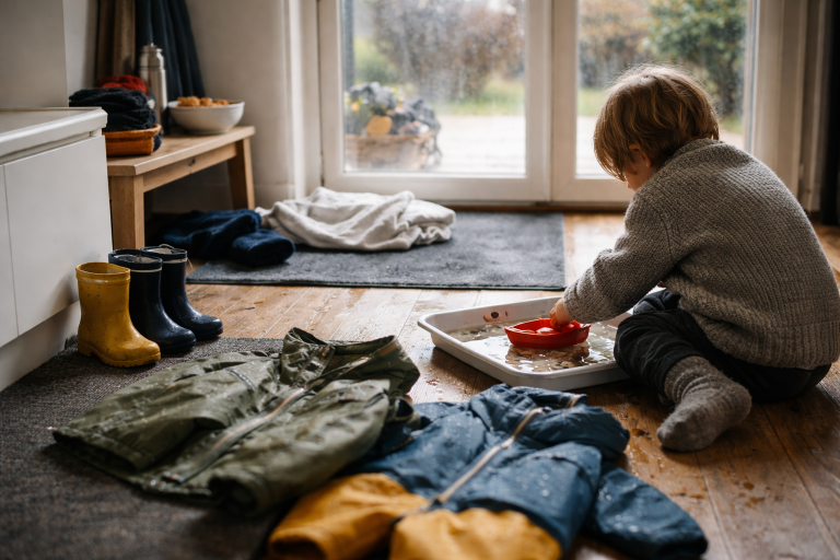 Sofahygge vs. regnjakke: sådan vinder du regnvejret uden kamp